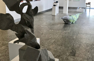 mehrere Ausstellungsstücke der Ausstellung Figuration und Abstraktion