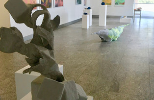 Mehrere Ausstellungsstücke der Ausstellung Figuration und Abstraktion