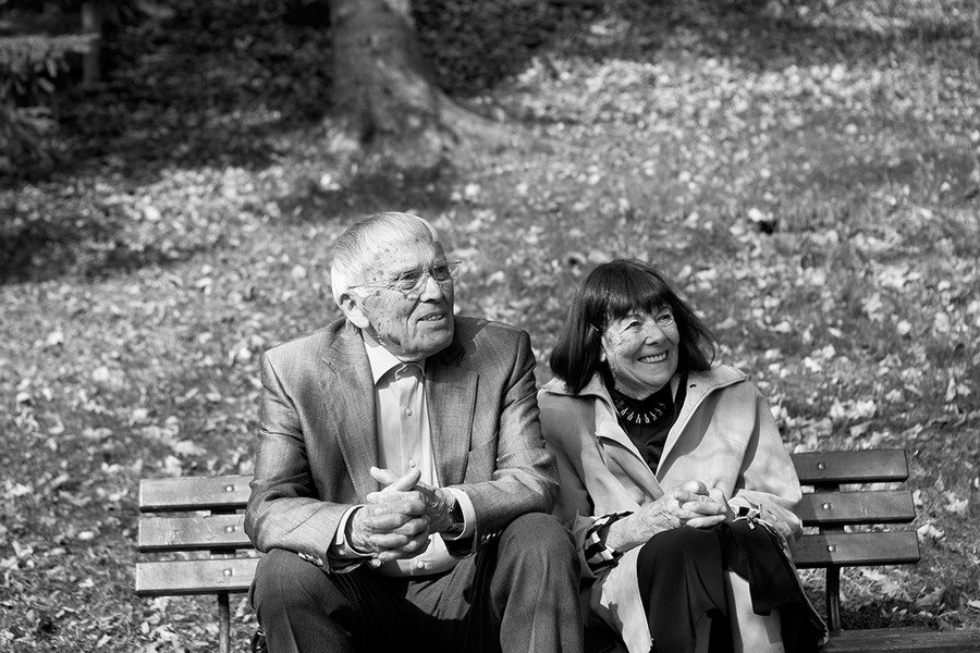 Reiner und Elisabeth Kunze in ihrem Garten in Obernzell/Erlau, März 2023. Foto: Rudolf Klaffenböck