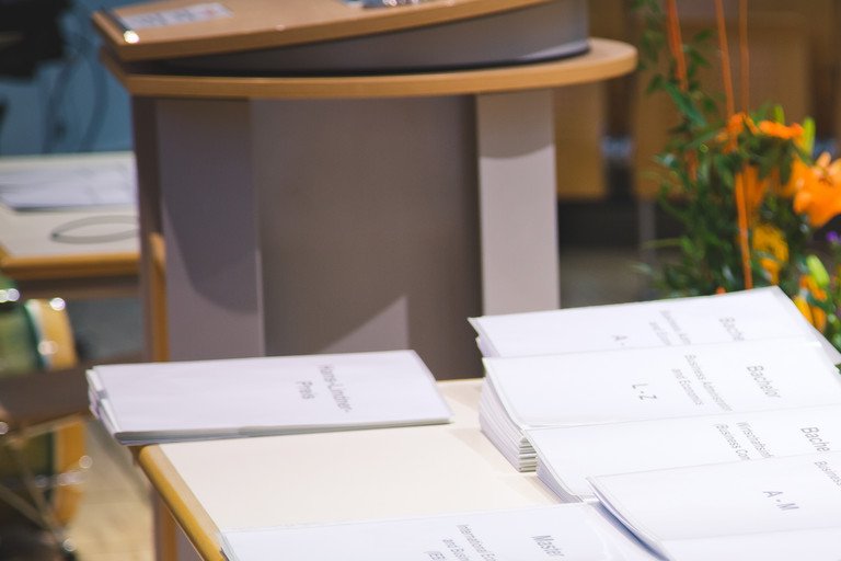 Abschlussurkunden im Audimax und Rednerpult