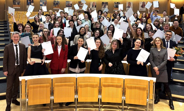 Gruppenfoto Abschlussfeier GeKu Fakultät Wintersemester 25-26
