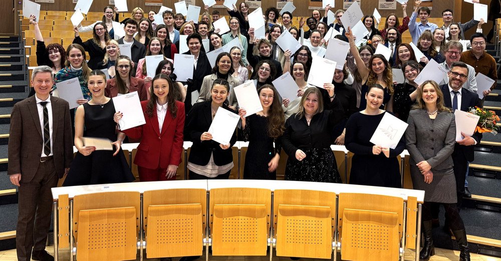 Gruppenfoto Abschlussfeier GeKu Fakultät Wintersemester 25-26
