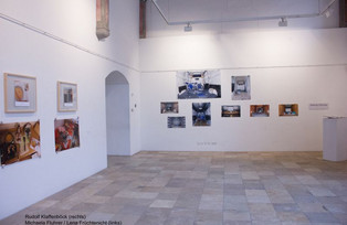 Ausstellungsraum mit Bildern an der Wand