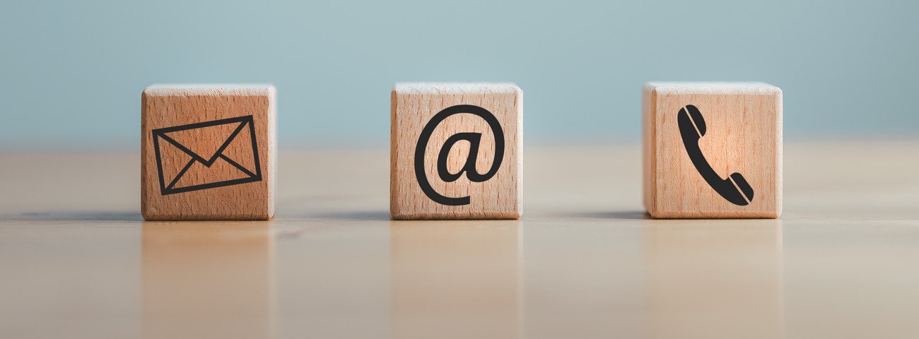 Würfel mit Symbolen Brief, E-Mail, Telefon