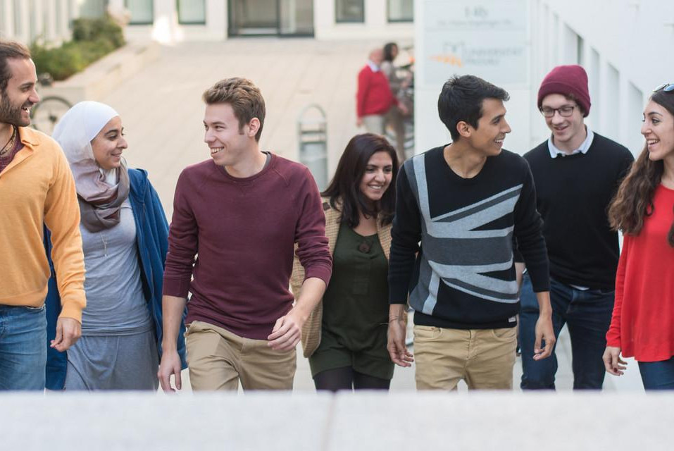 Studierende gehen die Treppe hinauf