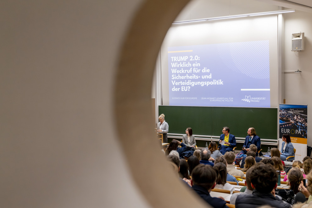 Prof. Dr. Hansen begrüßt die Gäste des Panels.