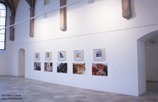 Ausstellungsraum mit Bildern an der Wand